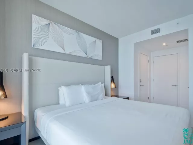 2-bedroom condo for sale in Hollywood - 4010 S Ocean Dr R3005 - MondialRealty