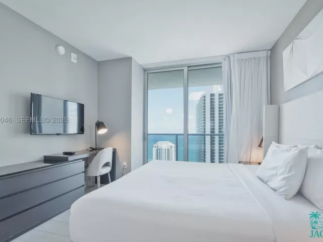 2-bedroom condo for sale in Hollywood - 4010 S Ocean Dr R3005 - MondialRealty