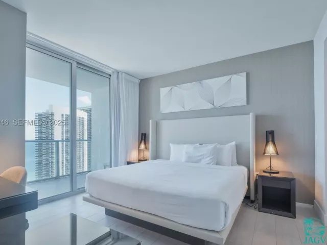 2-bedroom condo for sale in Hollywood - 4010 S Ocean Dr R3005 - MondialRealty