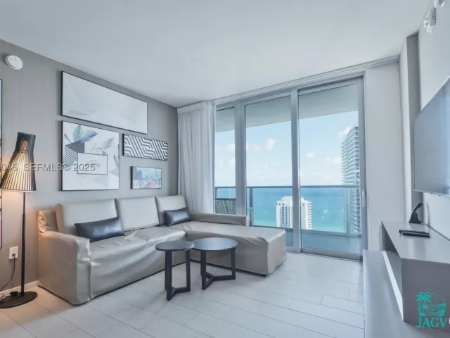 2-bedroom condo for sale in Hollywood - 4010 S Ocean Dr R3005 - MondialRealty
