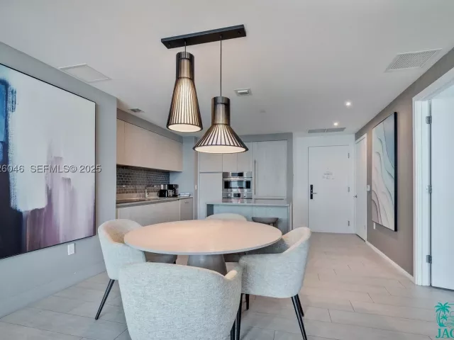 2-bedroom condo for sale in Hollywood - 4010 S Ocean Dr R3005 - MondialRealty
