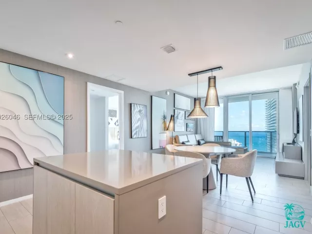 2-bedroom condo for sale in Hollywood - 4010 S Ocean Dr R3005 - MondialRealty