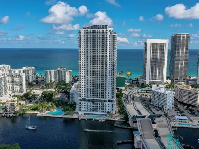 2-bedroom condo for sale in Hollywood - 4010 S Ocean Dr R3005 - MondialRealty
