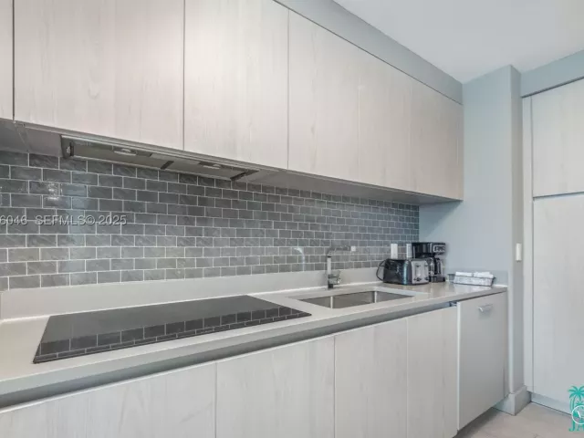 2-bedroom condo for sale in Hollywood - 4010 S Ocean Dr R3005 - MondialRealty