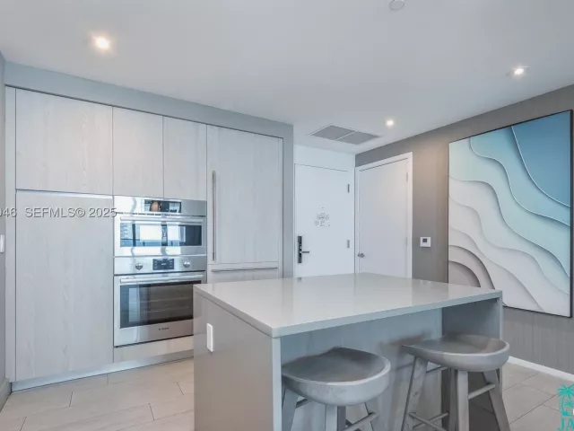 2-bedroom condo for sale in Hollywood - 4010 S Ocean Dr R3005 - MondialRealty