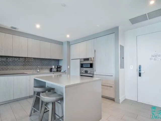 2-bedroom condo for sale in Hollywood - 4010 S Ocean Dr R3005 - MondialRealty