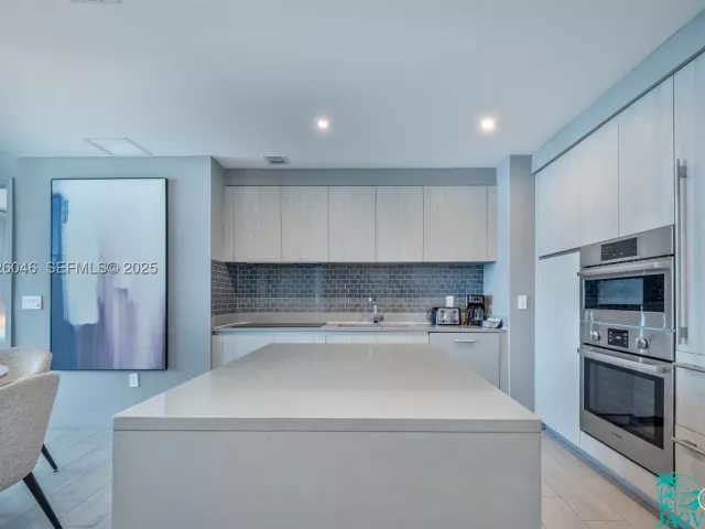 2-bedroom condo for sale in Hollywood - 4010 S Ocean Dr R3005 - MondialRealty