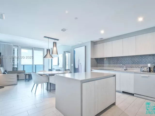 2-bedroom condo for sale in Hollywood - 4010 S Ocean Dr R3005 - MondialRealty