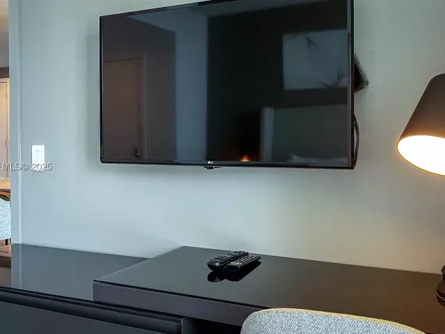 2-bedroom condo for sale in Hollywood - 4010 S Ocean Dr R3005 - MondialRealty