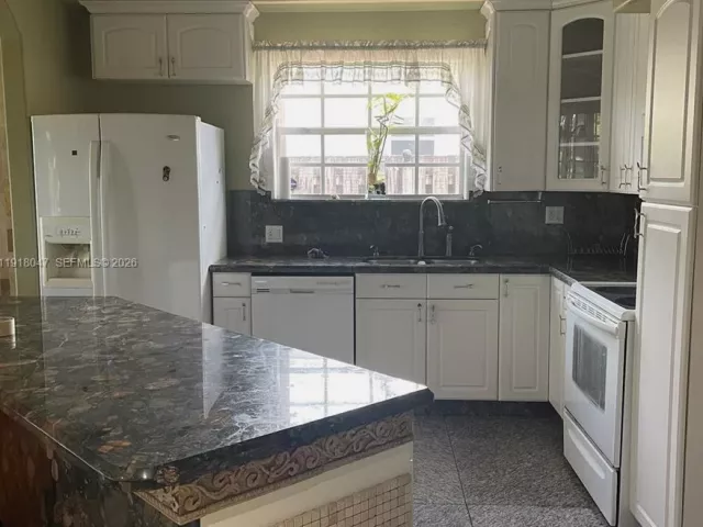 3-bedroom home for rent in Hallandale Beach - 232 SW 7th Ave 0 - MondialRealty