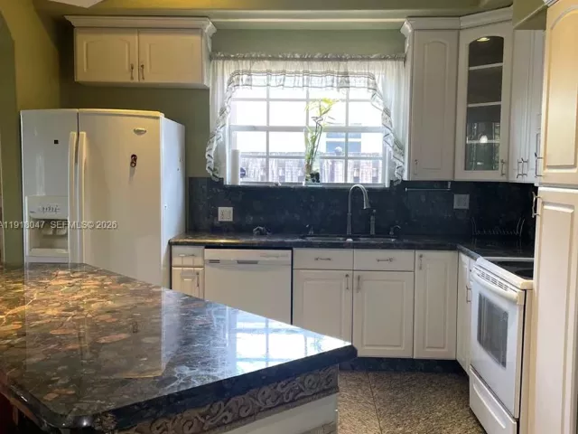 3-bedroom home for rent in Hallandale Beach - 232 SW 7th Ave 0 - MondialRealty