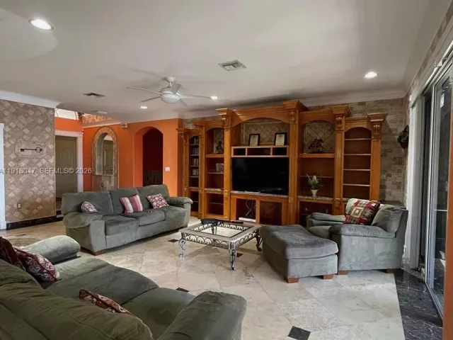 3-bedroom home for rent in Hallandale Beach - 232 SW 7th Ave 0 - MondialRealty