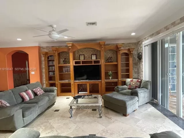 3-bedroom home for rent in Hallandale Beach - 232 SW 7th Ave 0 - MondialRealty