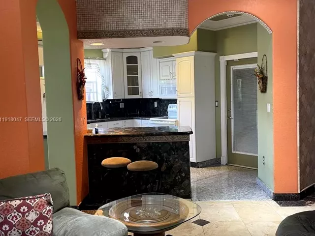 3-bedroom home for rent in Hallandale Beach - 232 SW 7th Ave 0 - MondialRealty