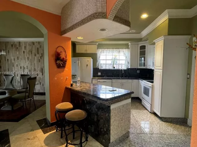 3-bedroom home for rent in Hallandale Beach - 232 SW 7th Ave 0 - MondialRealty