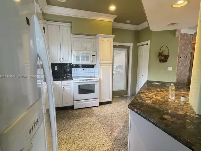 3-bedroom home for rent in Hallandale Beach - 232 SW 7th Ave 0 - MondialRealty