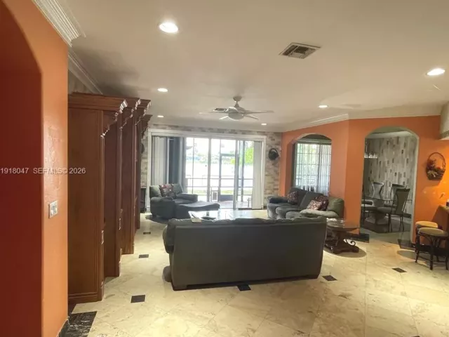 3-bedroom home for rent in Hallandale Beach - 232 SW 7th Ave 0 - MondialRealty