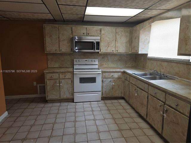 3-bedroom home for rent in Miami - 250 NW 63rd Ct 2 - MondialRealty