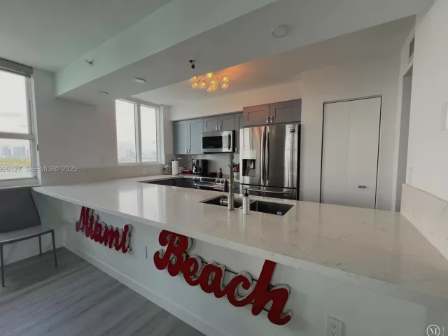 2-bedroom condo for sale in Miami Beach - 650 West Ave 1001 - MondialRealty