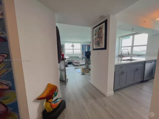 2-bedroom condo for sale in Miami Beach - 650 West Ave 1001 - MondialRealty