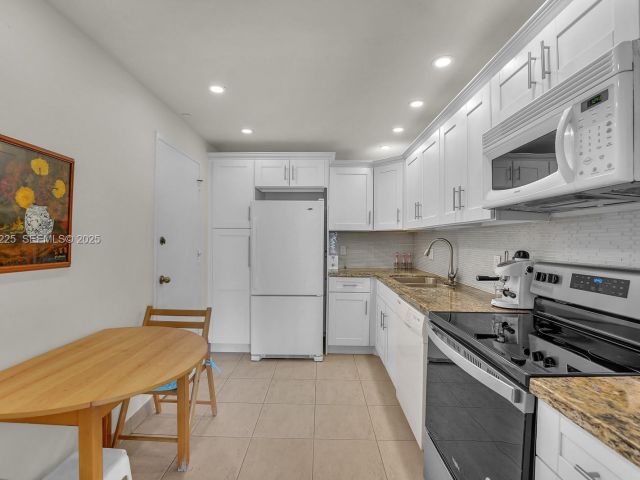 Apartment for rent  Unit #413 - photo 6864425