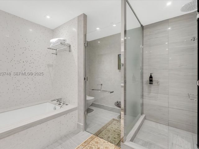2-bedroom condo for sale in Sunny Isles Beach - 16901 Collins Ave 1802 - MondialRealty