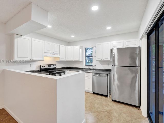 Home for rent at 9340 SW 61st Way B - photo 7452788