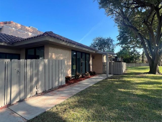 2-bedroom home for sale in Miami - 20610 NE 7th Ct - MondialRealty