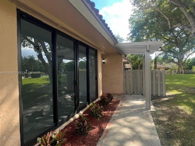 2-bedroom home for sale in Miami - 20610 NE 7th Ct - MondialRealty