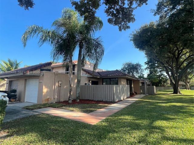 2-bedroom home for sale in Miami - 20610 NE 7th Ct - MondialRealty