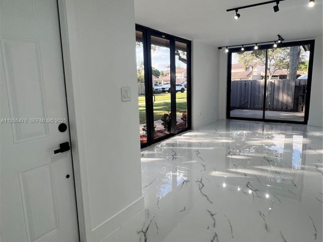 2-bedroom home for sale in Miami - 20610 NE 7th Ct - MondialRealty