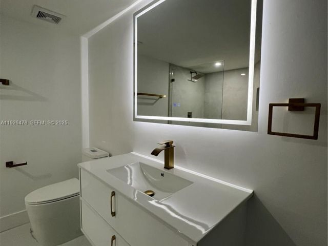 2-bedroom home for sale in Miami - 20610 NE 7th Ct - MondialRealty