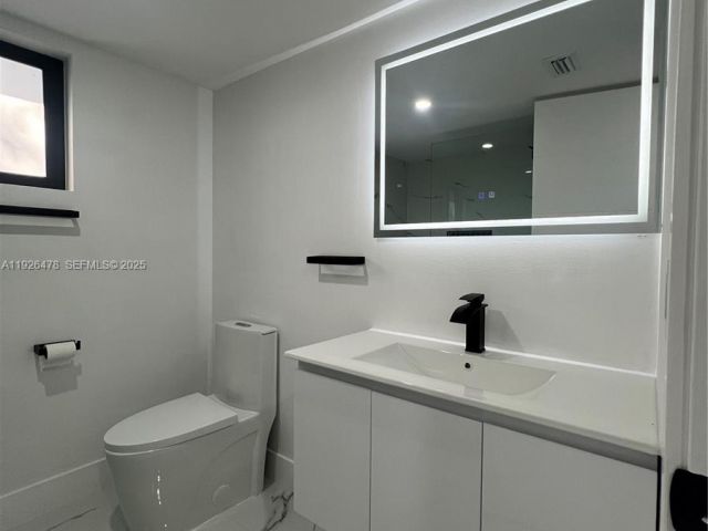 2-bedroom home for sale in Miami - 20610 NE 7th Ct - MondialRealty