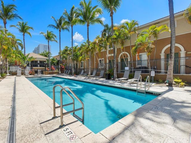 2-bedroom home for sale in Aventura - 2871 NE 185th St 205 - MondialRealty