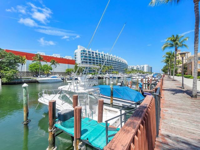 2-bedroom home for sale in Aventura - 2871 NE 185th St 205 - MondialRealty