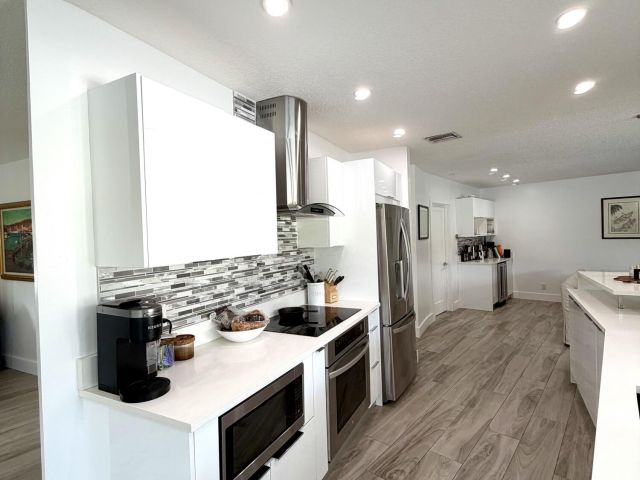 Home for rent at 100 SW 11th Avenue - photo 6895209