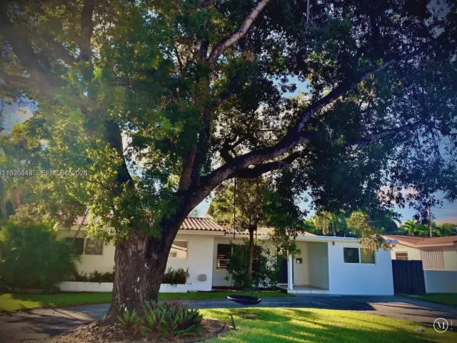 4-bedroom home for rent in Miami - 19340 NE 18th Ct - MondialRealty