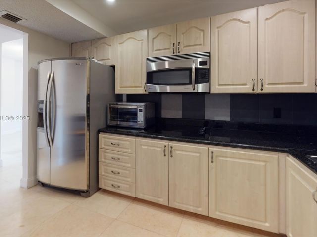 2-bedroom condo for sale in Hallandale Beach - 2500 PARKVIEW DR 1207 - MondialRealty