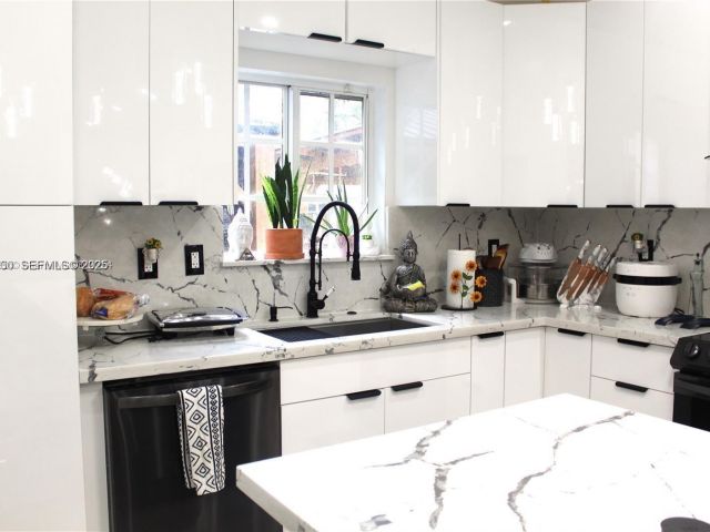 3-bedroom home for sale in Homestead - 1209 NE 32nd Ave - MondialRealty