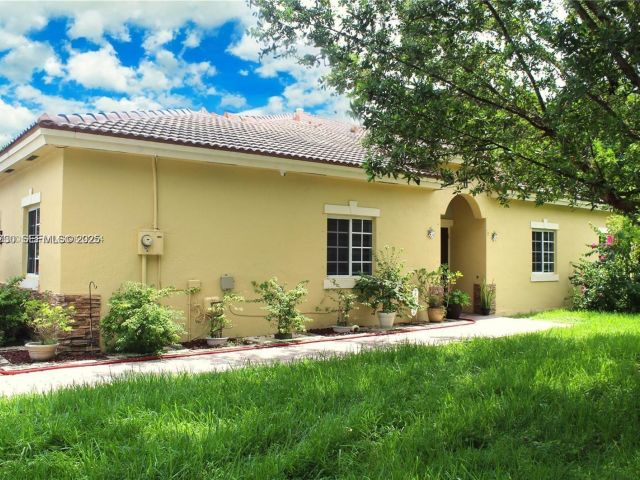 3-bedroom home for sale in Homestead - 1209 NE 32nd Ave - MondialRealty