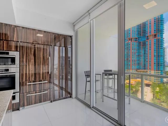 2-bedroom condo for rent in Miami Beach - 50 S Pointe Dr 1506 - MondialRealty