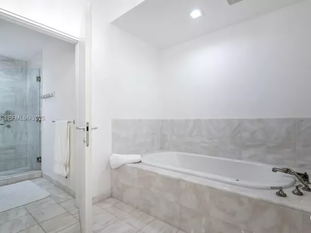 2-bedroom condo for rent in Miami Beach - 50 S Pointe Dr 1506 - MondialRealty