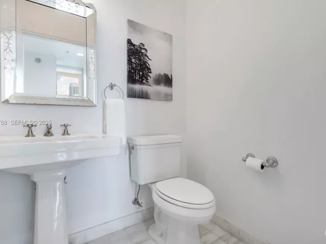 2-bedroom condo for rent in Miami Beach - 50 S Pointe Dr 1506 - MondialRealty