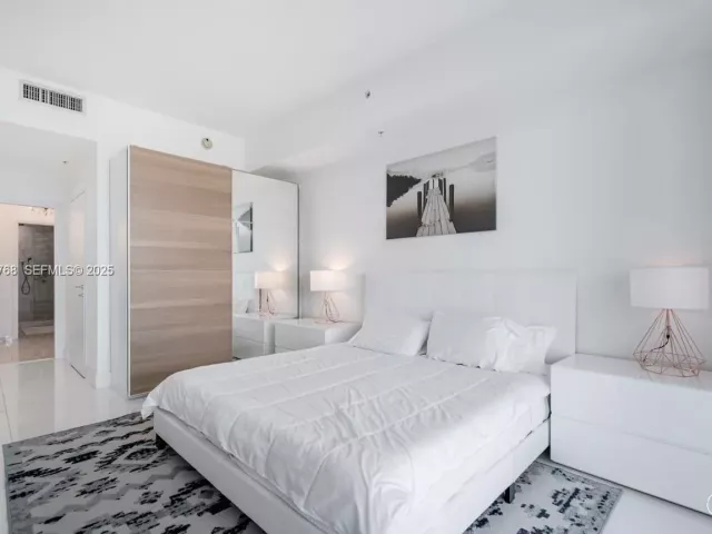 2-bedroom condo for rent in Miami Beach - 50 S Pointe Dr 1506 - MondialRealty