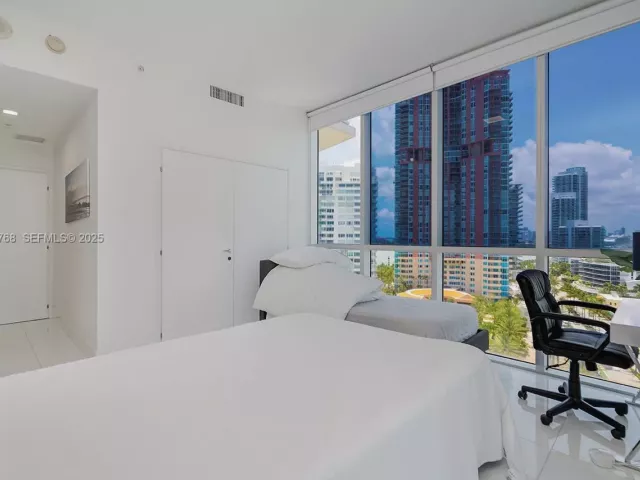 2-bedroom condo for rent in Miami Beach - 50 S Pointe Dr 1506 - MondialRealty