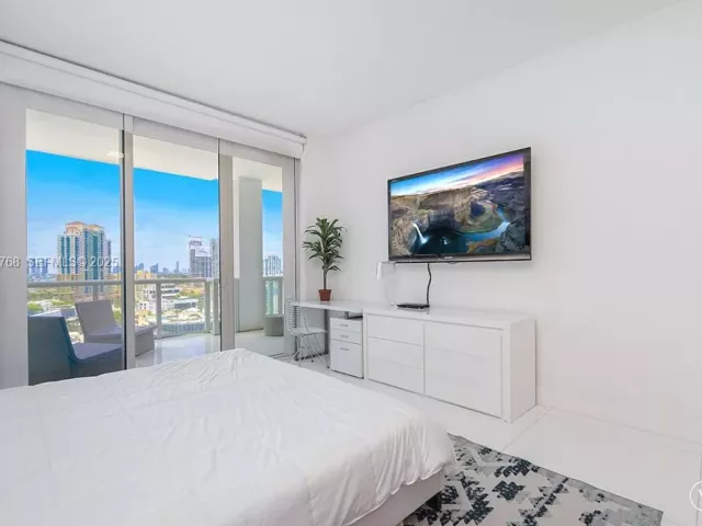 2-bedroom condo for rent in Miami Beach - 50 S Pointe Dr 1506 - MondialRealty