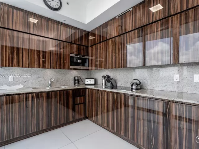 2-bedroom condo for rent in Miami Beach - 50 S Pointe Dr 1506 - MondialRealty