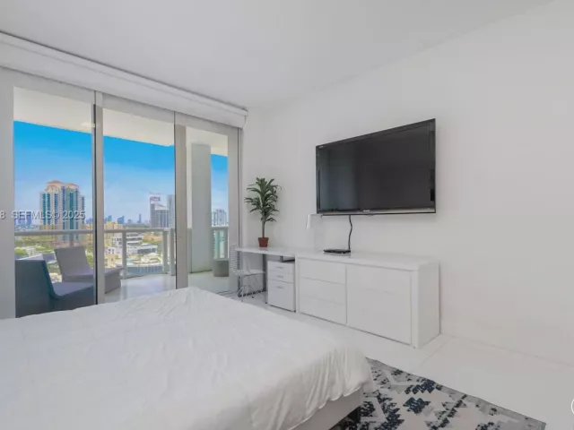2-bedroom condo for rent in Miami Beach - 50 S Pointe Dr 1506 - MondialRealty