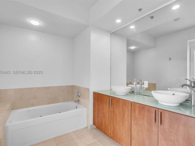2-bedroom condo for sale in Fort Lauderdale - 315 NE 3rd Ave 1805 - MondialRealty