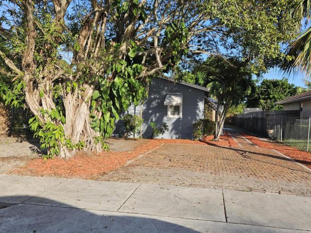 Home for sale at 239 NW 6th Avenue - photo 6888062